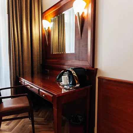 Готель La Bohemia 4*